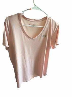 Under Armour Women’s V-Neck Tee in Pale Pink